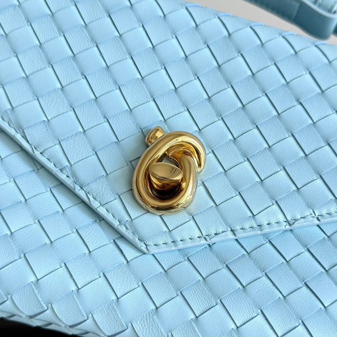 Batch 1660 BOTTEGA VENETA 2025 new product KNOT LOCK crossbody bag subverts the rigid lines of traditional tote bags, using drapey leather to create a three-dimensional silhouette that breathes. It has compartments and multiple card slots inside, making it a versatile commuter bag that can be used in various occasions. The details are full of exquisiteness, the casual retro color tone, and the upper body are full of elegance. Whether you are commuting or going out on the street, you can easily hold it. The two carrying methods of hand-carrying and long shoulder strap are very practical! At the same time, the shoulder strap is detachable, suitable for various dressing styles~ Whether it is a dinner party or daily commuting, it can be easily controlled and becomes your versatile tool❤️ Style number: 817191 Size: 25*16*5.5cm